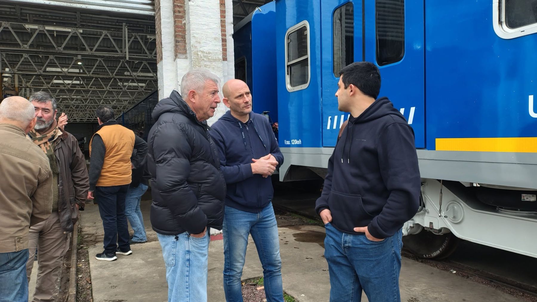 El intendente de Alberti Gaute junto a Germán Lago, senador del Kirchnerismo. A la derecha Diego Amaya, empleado de Trenes Argentinos. De espalda Sergio Barenghi, intendente de Bragado, con chaleco marrón claro